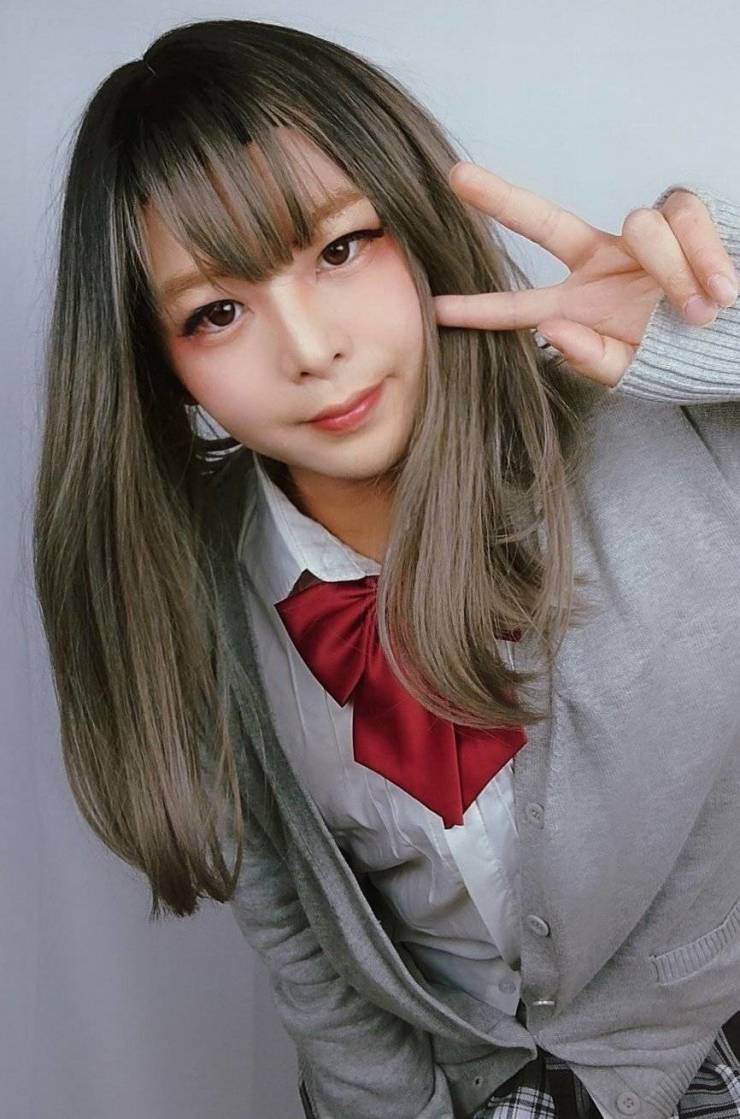 This Cosplayer Girl Is Actually A 30-Year-Old Guy!
