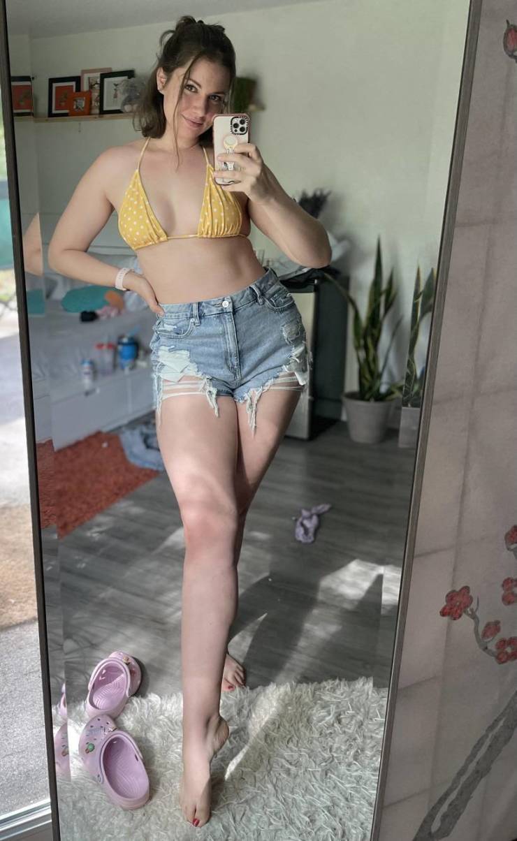 Hot Girls In Very Short Shorts