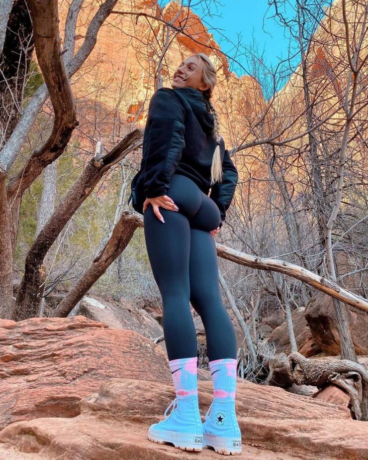 Sexy Girls In Yoga Pants!