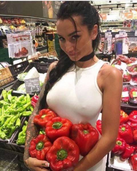 Braless Girls Let Their Boobs Hang Free