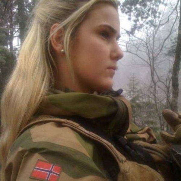 Hot Girls With Big Guns