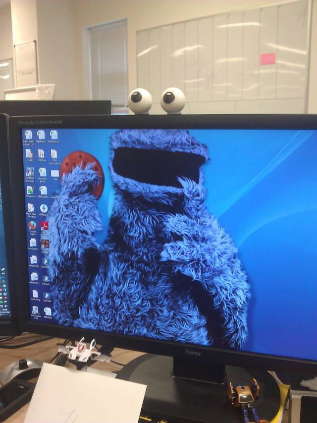 Sometimes People Arrange Their Desktops In Most Genius Ways