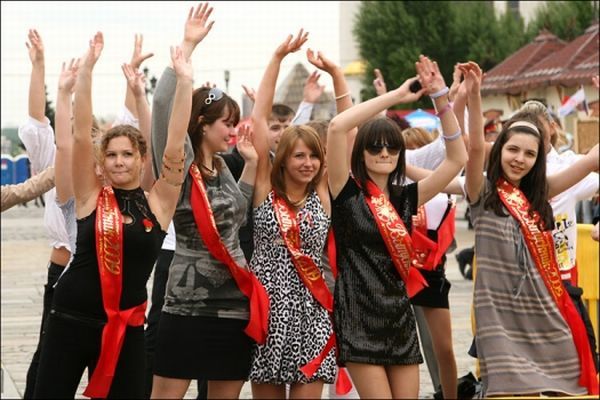How Russian youth celebrates their graduation day (60 pics)