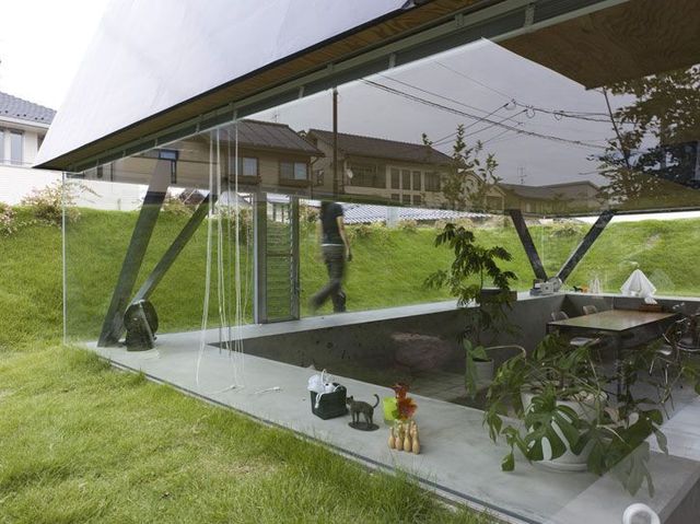 Jet black pyramid as home in Saijo, Hiroshima (18 pics)