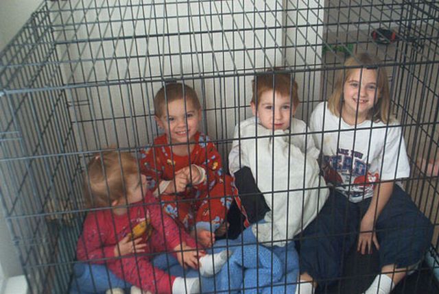 Children in cages (30 pics)