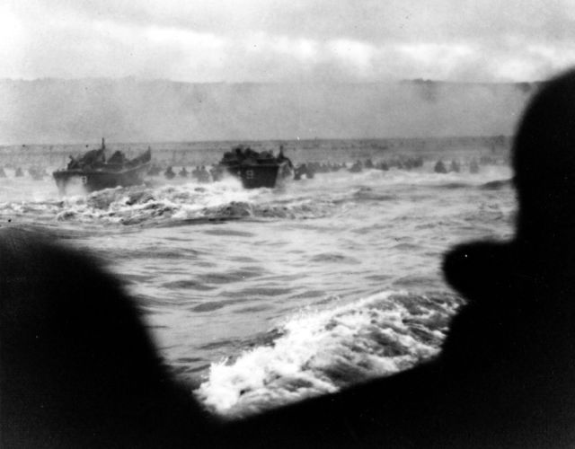 Great Photos of Navy Ships in the Middle of the Ocean