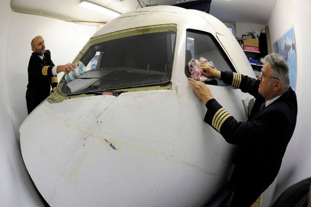 A Homebuilt Flight Simulator That Is Out of This World