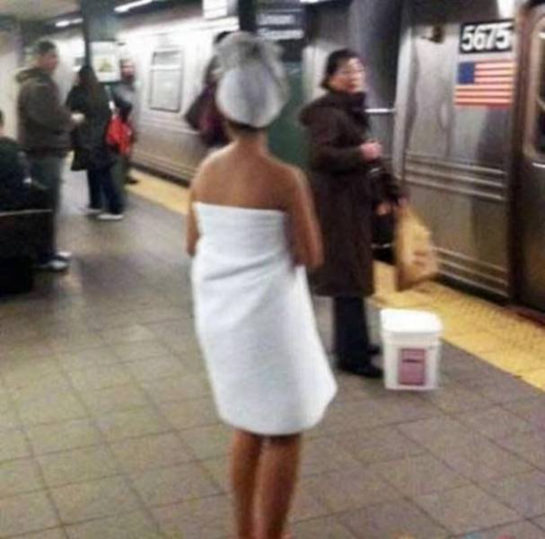 Candid Street Fashion That Really Takes the Cake