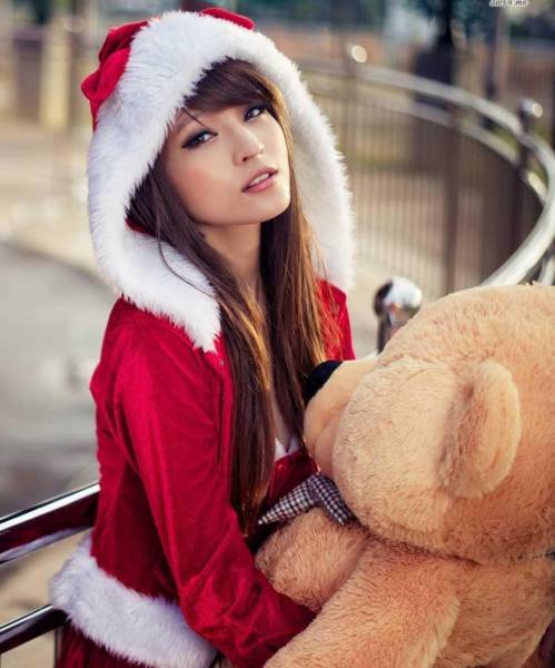 These Girls Are Santa’s Sexy Helpers This Year