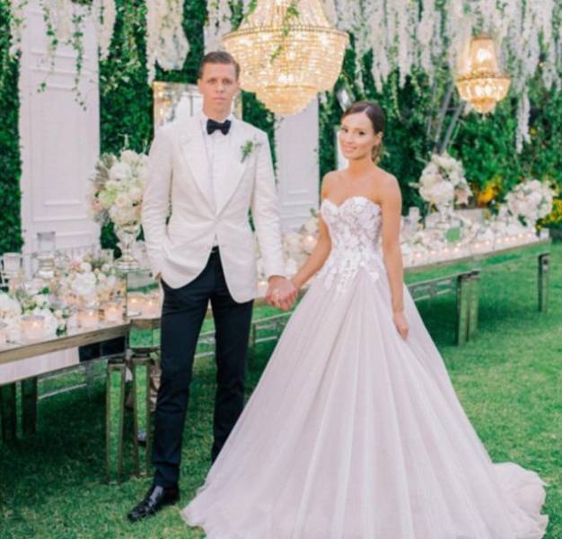 The Hottest Wives And Girlfriends Of Football Players