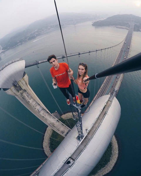 Rooftopper Girl Risks Her Life To Take Impressive Shots