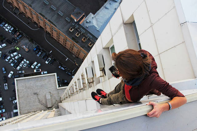 Rooftopper Girl Risks Her Life To Take Impressive Shots